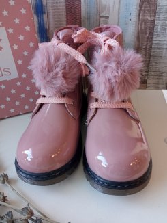 Botas para Niña de Charol en color Rosa con cordón y pompón
